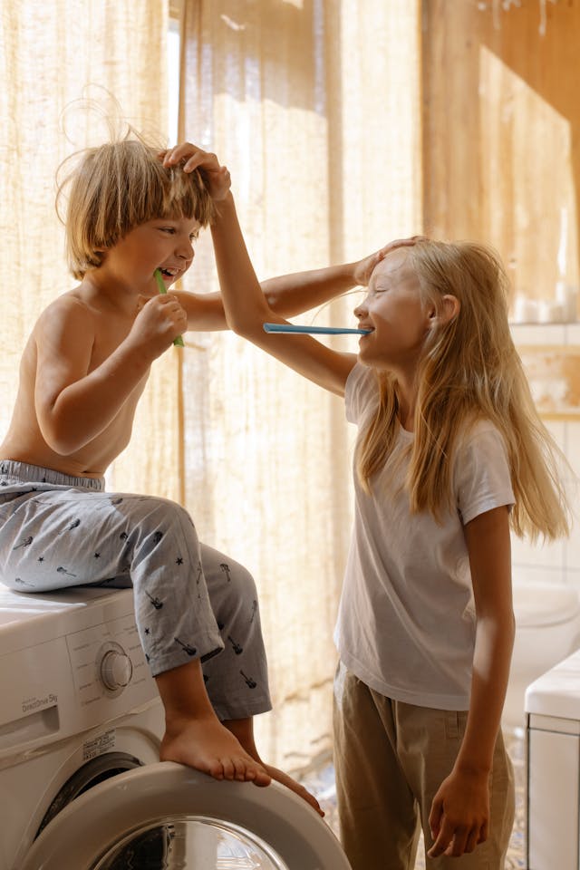 Mujer lavandose los dientes
