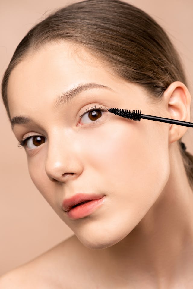 Rostro femenino utilizando un cosmético